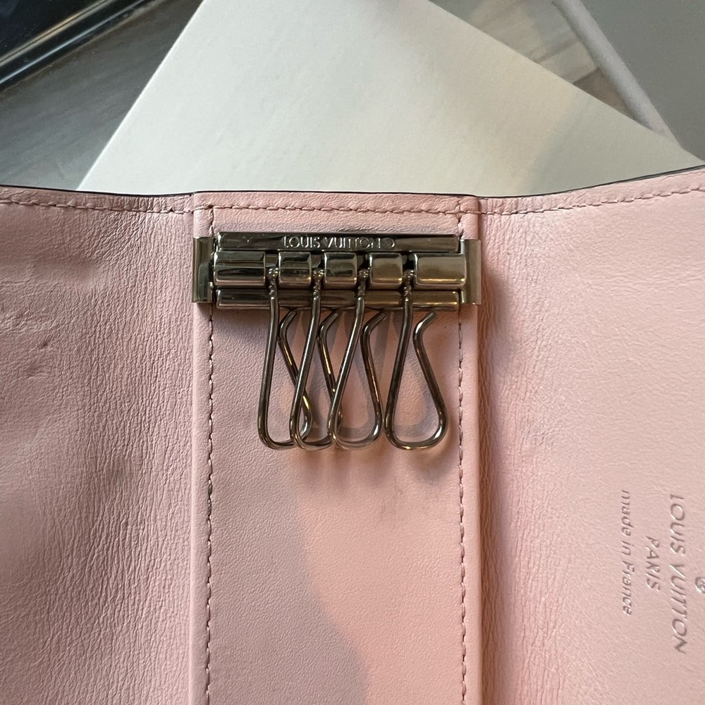 Louis Vuitton pink key case - Picture 5 of 6